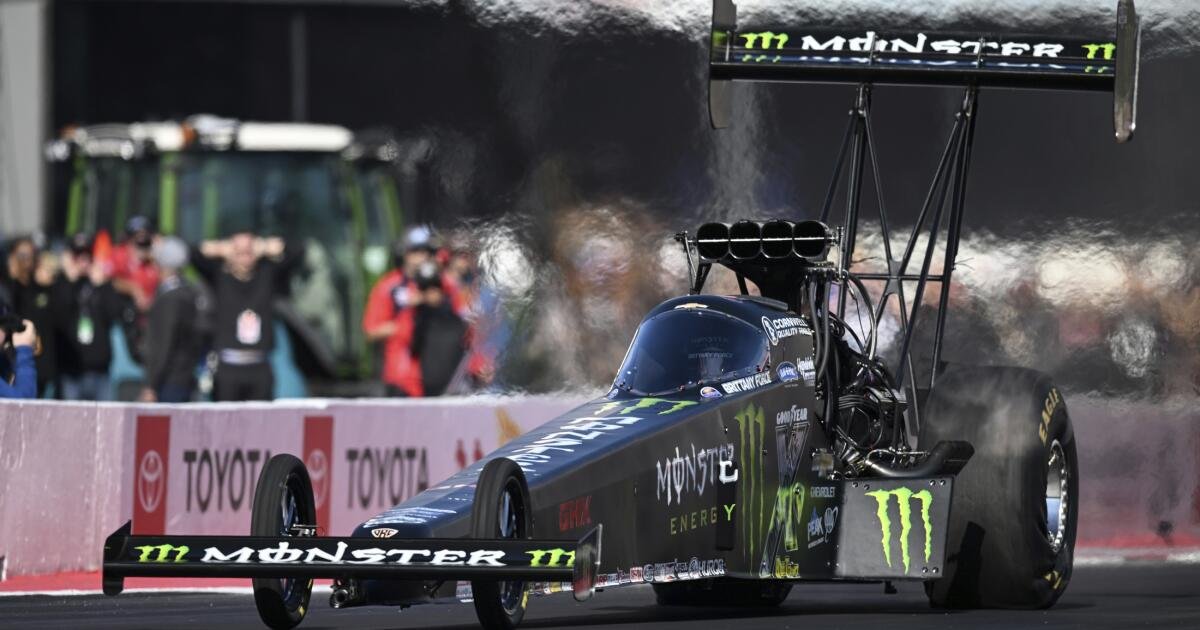 Plane crashes at Pomona drag strip, jolting NHRA championship finals