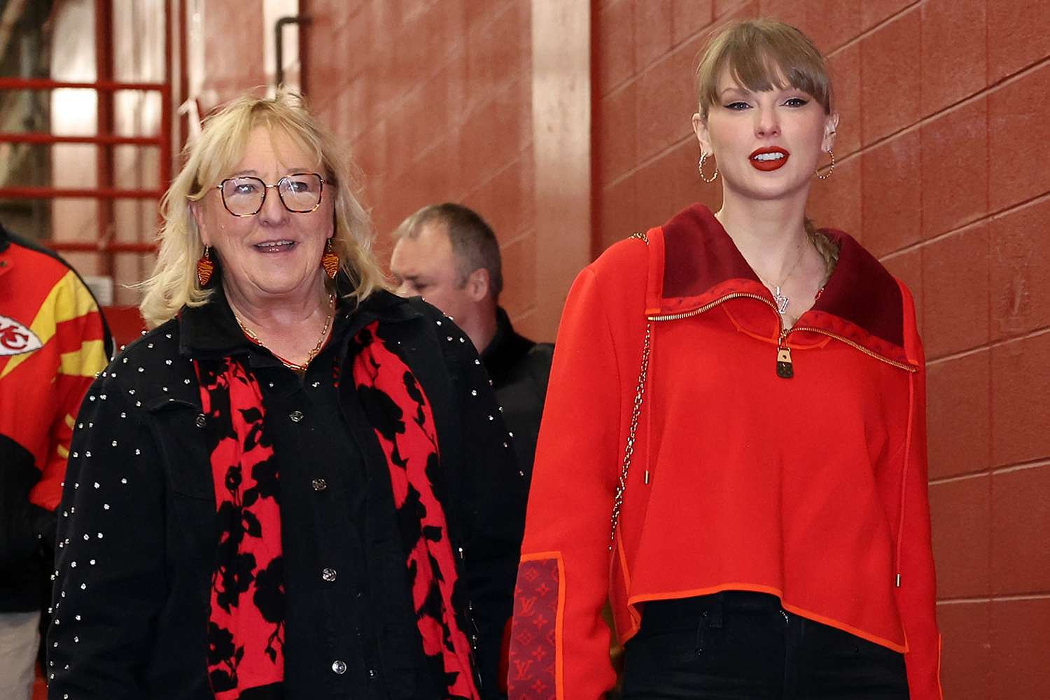 Taylor Swift and Donna Kelce Wore Black Pants at the Chiefs Game