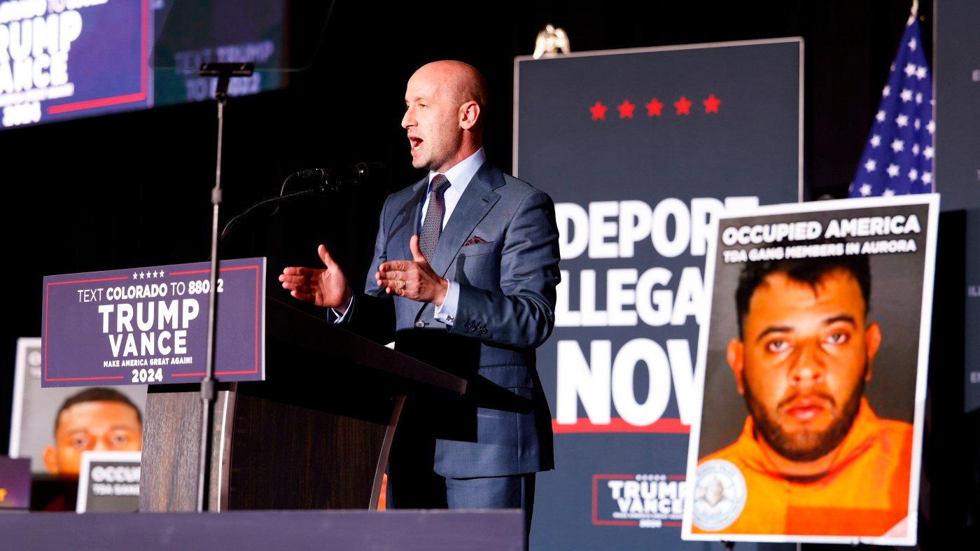 Trump to name immigration hardliner Stephen Miller deputy chief of staff : NPR