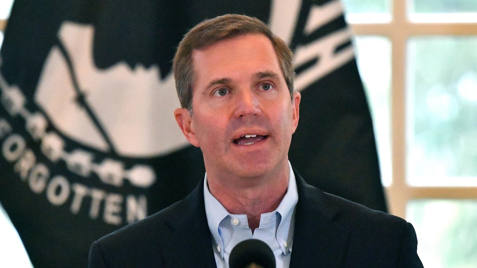 Kentucky Gov. Andy Beshear picked to lead Democratic efforts to win governorships in 2026 midterms