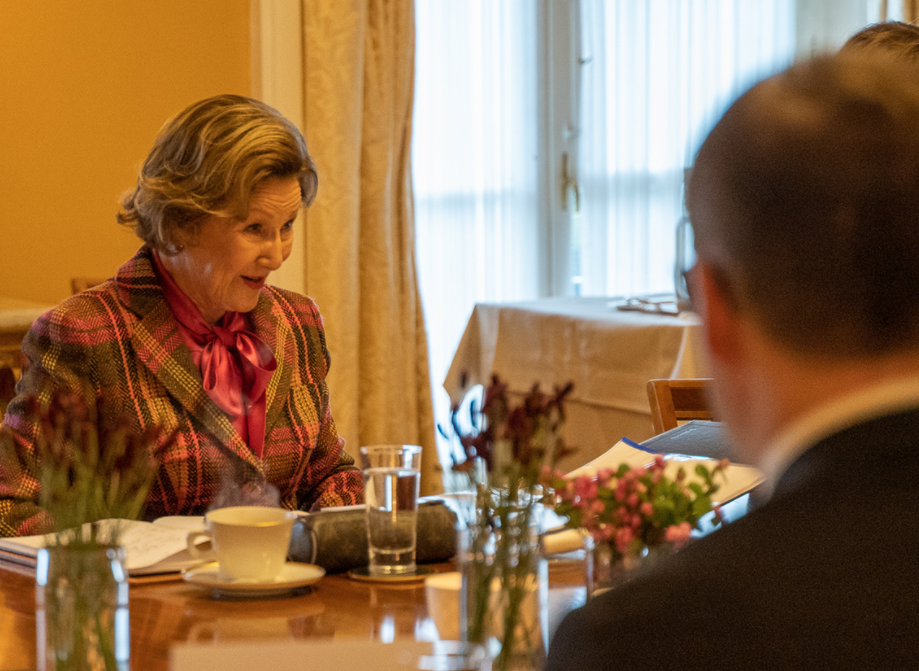 Queen Sonja announces school award winner