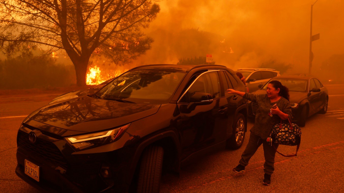 Thousands ordered to evacuate from Palisades Fire in Los Angeles : The Picture Show : NPR