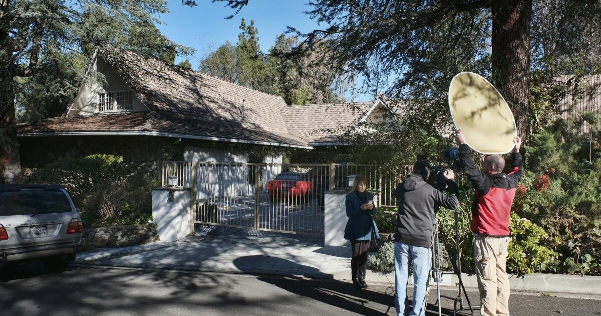 Killer testifies in trial of slain hairstylist's widow