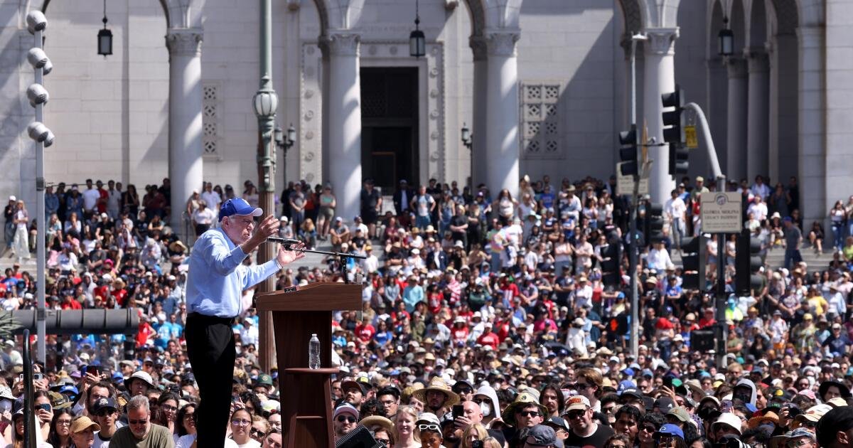 At L.A. rally, Bernie Sanders says U.S. facing 'extraordinary danger'