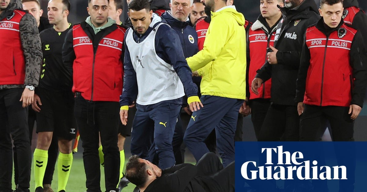 José Mourinho fined and banned for pinching rival manager’s nose | José Mourinho