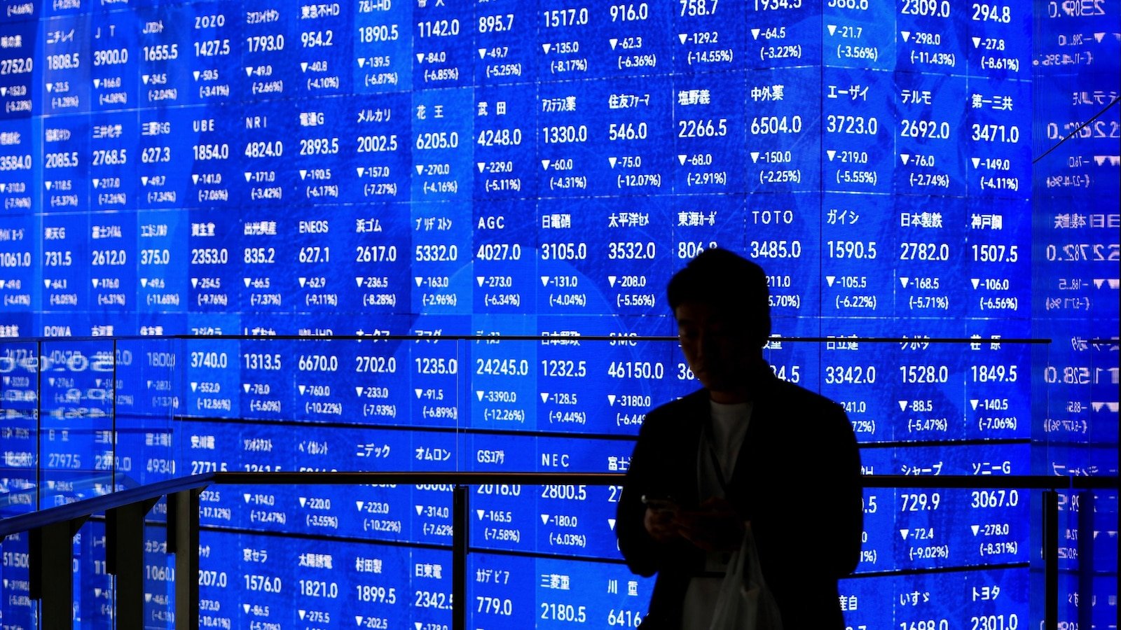 US stock futures tumble, global markets sliding in Trump tariffs reaction