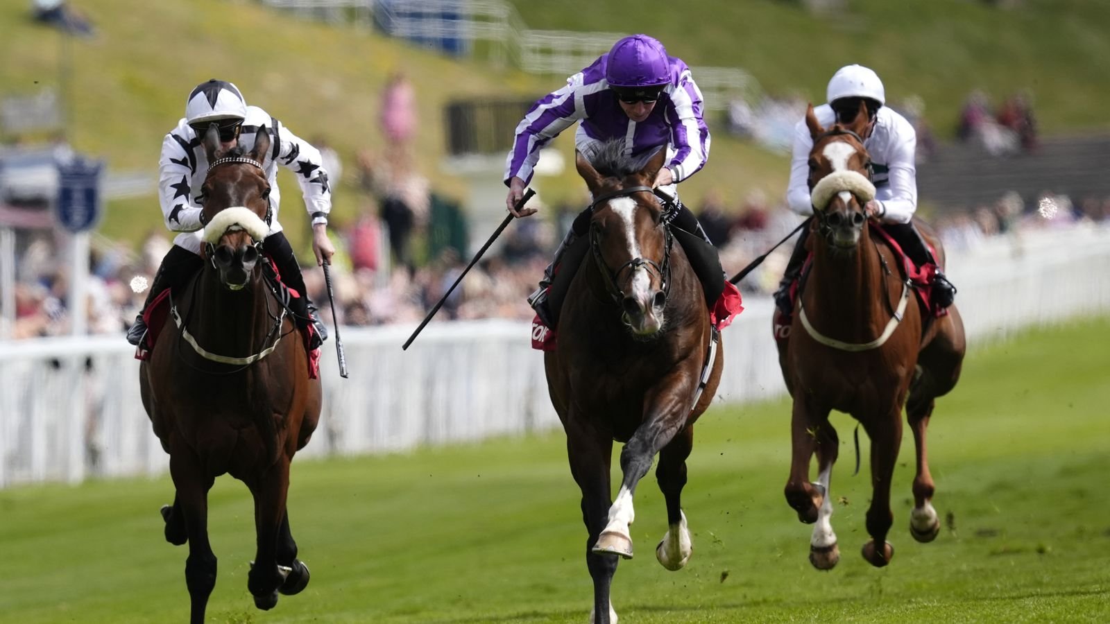 Illinois battles to victory in the Ormonde Stakes at Chester