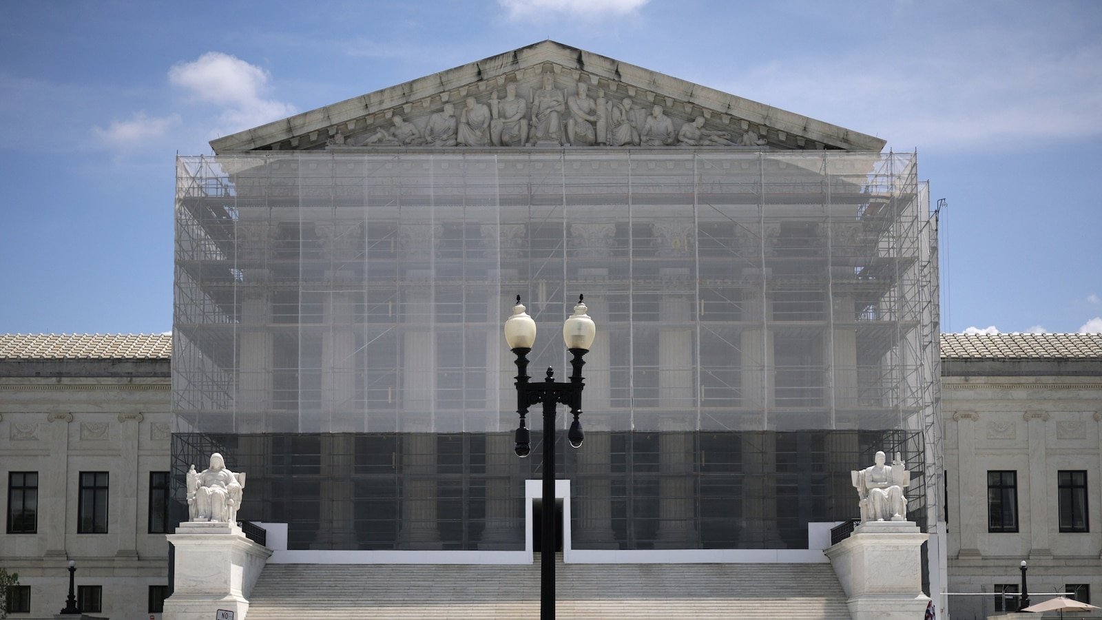 Supreme Court maintains temporary block on Trump's Alien Enemies Act deportations