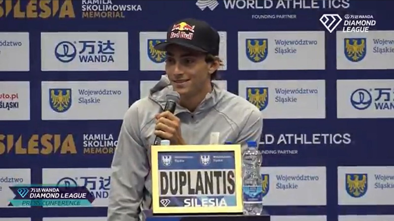 Noah Lyles doesn't hesitate when Mondo Duplantis interrupts press conference to ask controversial question