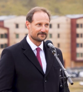 Norway's Crown Prince has to put on coat in heatwave