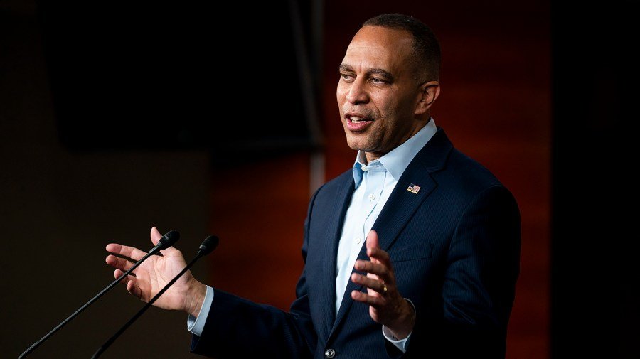 Jeffries: Dems expect DOJ to comply with law to release Epstein files