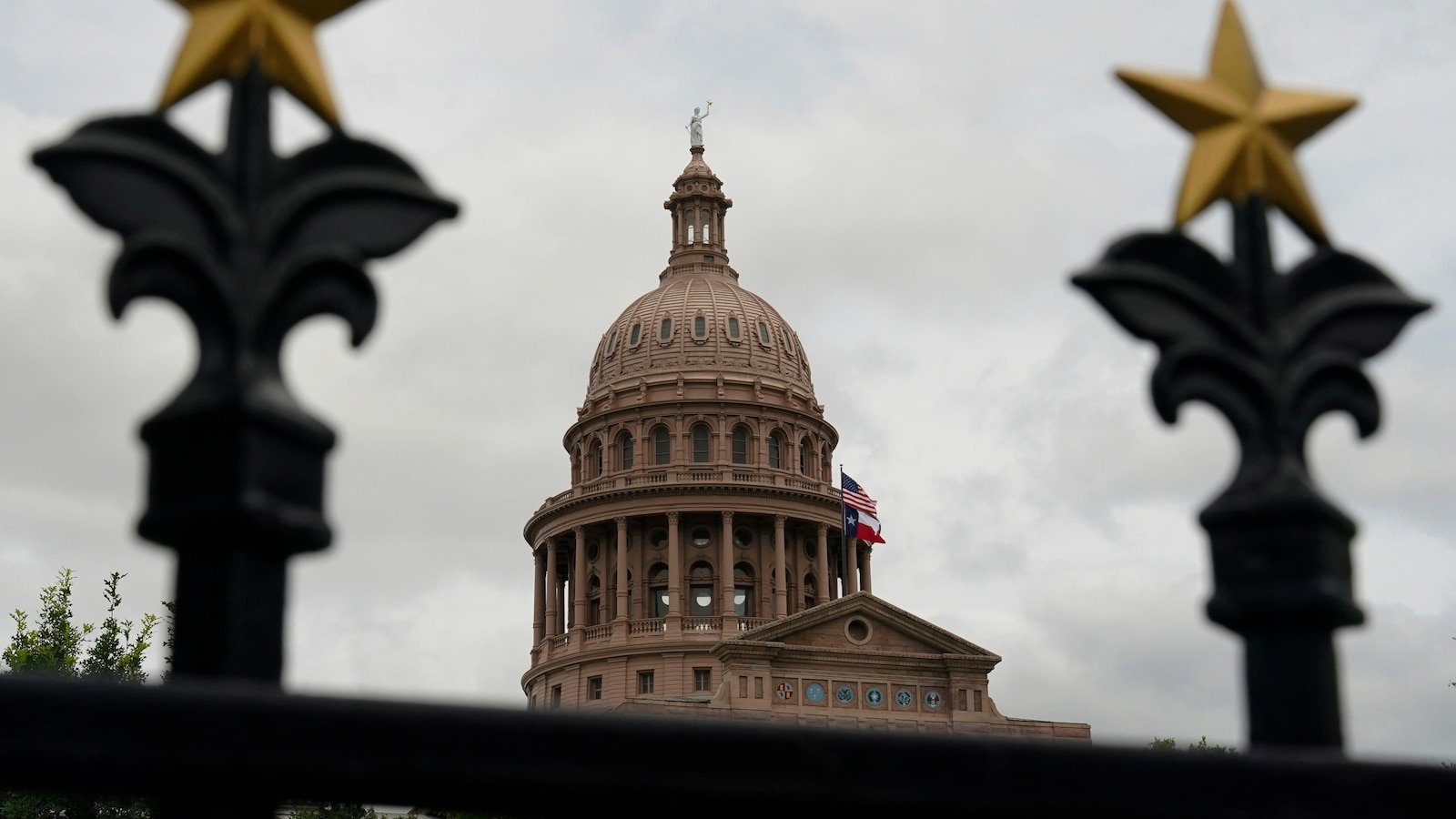 Supreme Court allows Texas to use a congressional map favorable to Republicans in 2026