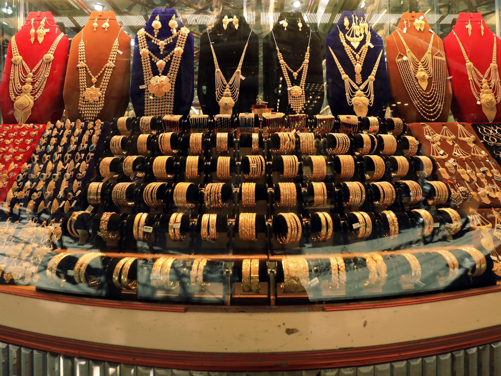 In Pakistan, gold price rollercoaster pushes buyers to silver | Business and Economy News