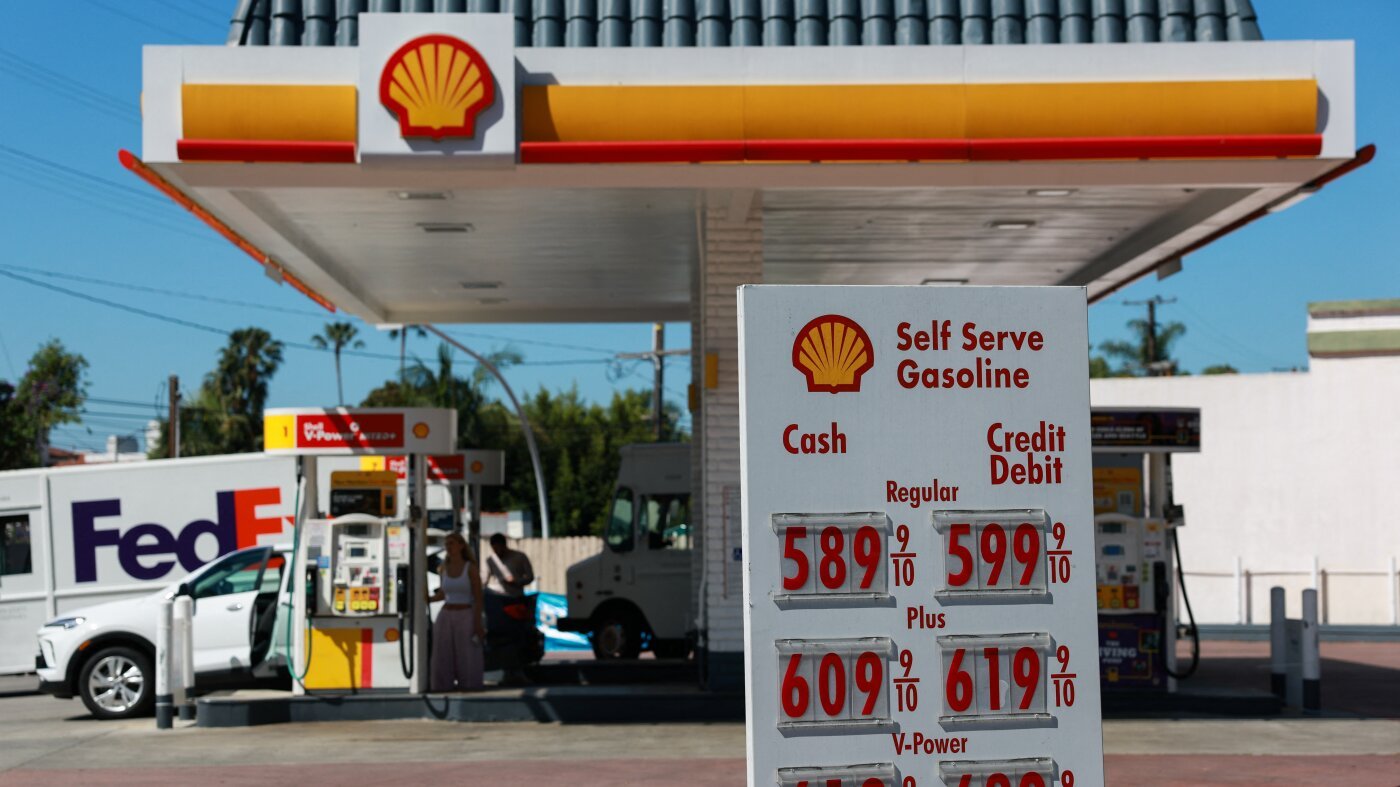 Gasoline prices could drop, following drop in crude oil : NPR