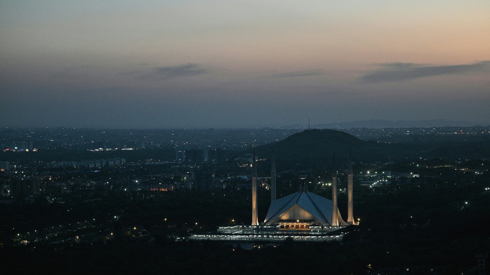 Iran live updates: Iranian FM expected to return to Islamabad, travel to Russia