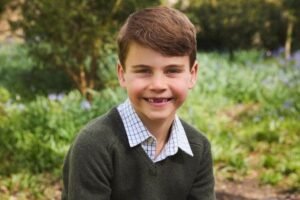 Kate Middleton hands camera to photographer for Prince Louis' birthday portrait