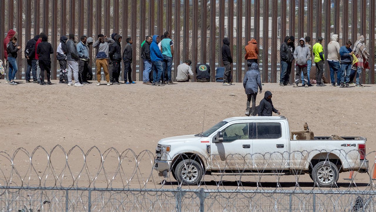 Civil rights groups sue to block Texas law letting police arrest migrants at border