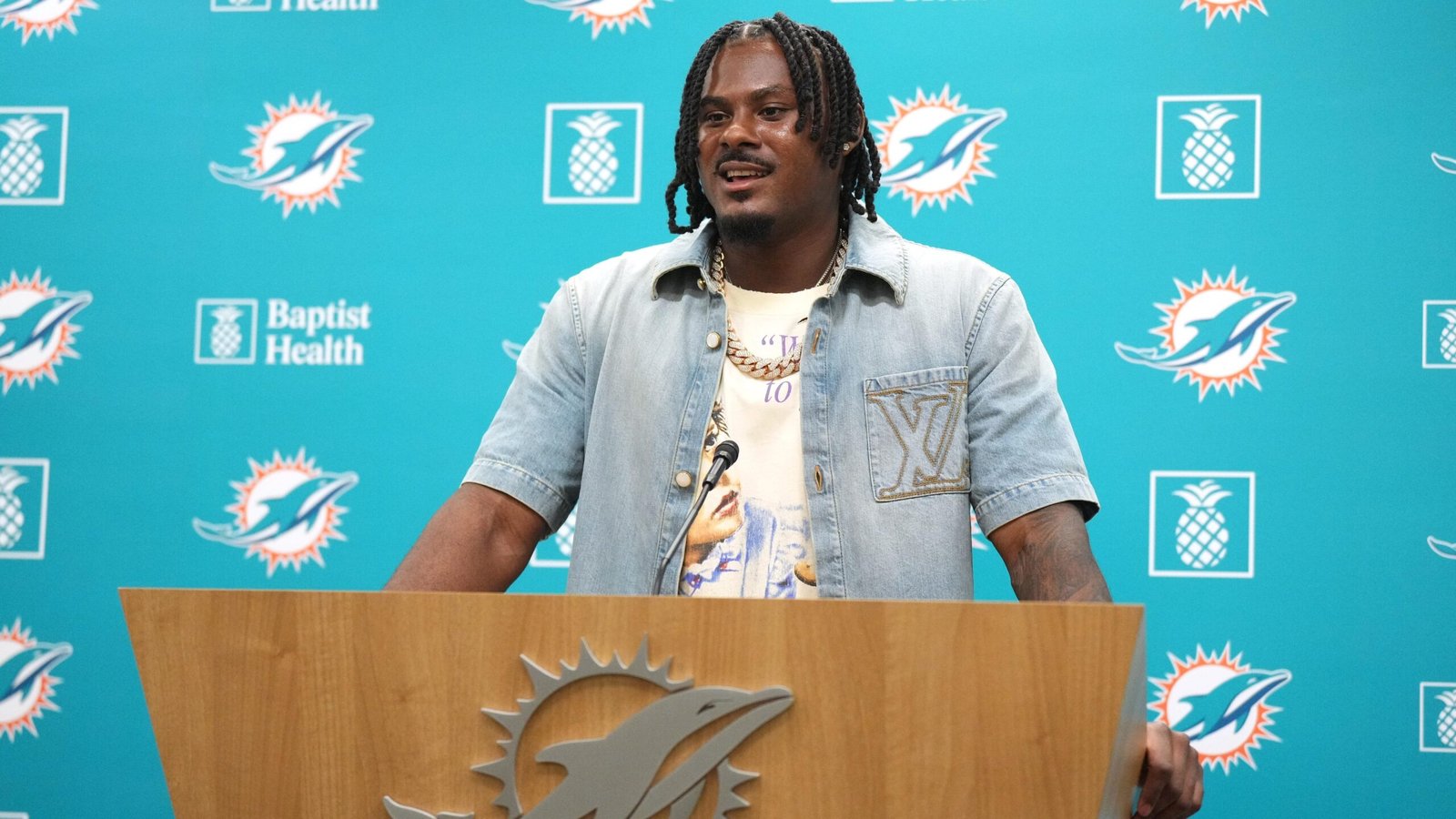 New Dolphins QB Malik Willis Throws Wild 1st Pitch in Video Before Marlins vs. Phillies