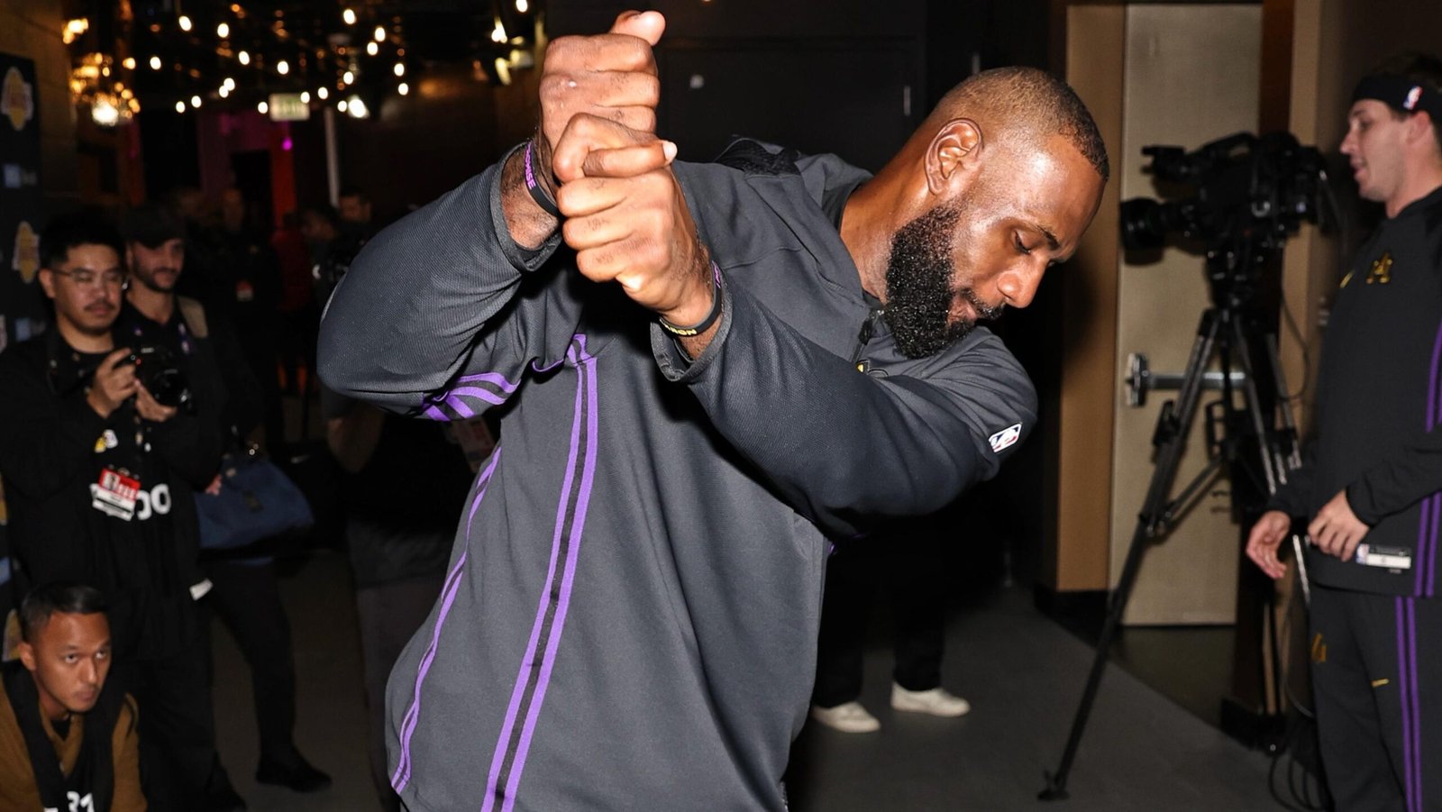 Lakers' LeBron James Chips in Birdie Over Bunker and Celebrates in New Video, 'Holy S--t!'