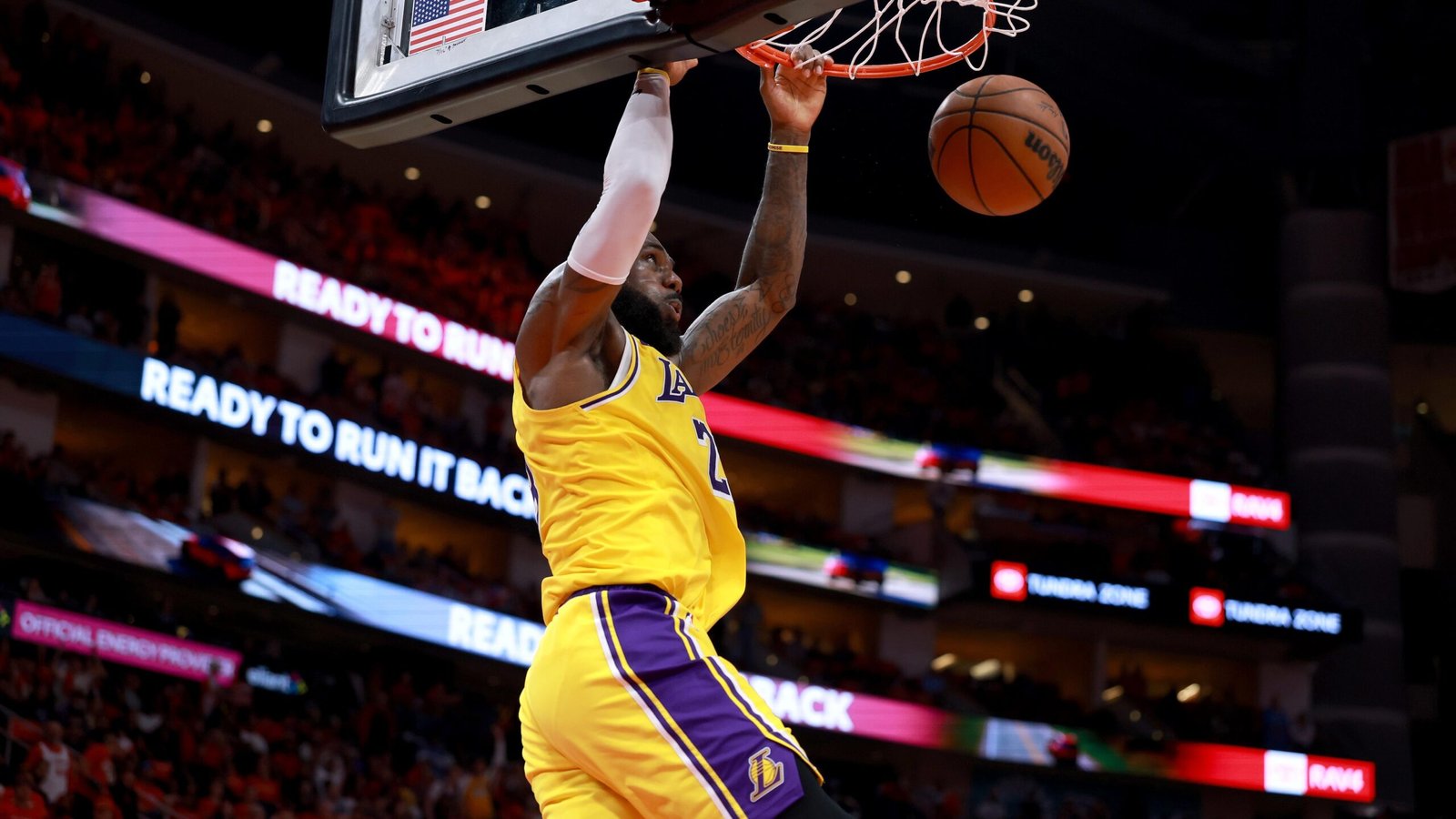 New LeBron James Rumors Reveal 76ers, Nuggets, Wolves Belief in NBA Icon Signing Free-Agent Contract