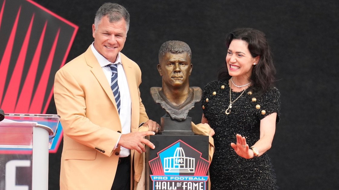 Adam Vinatieri Shades Bill Belichick, References Jordon Hudson in Pro Football HOF Speech