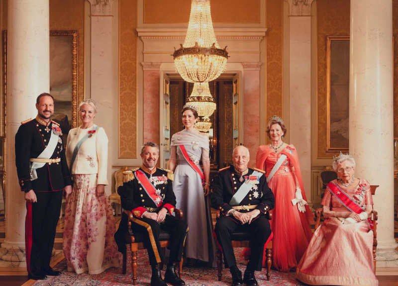 King Frederik, Queen Mary, King Harald, Queen Sonja, Crown Prince Haalon, Crown Princess Mette-Marit, Princess Astrid The King and Queen of Denmark in an official portrait with the King and Queen of Norway to mark the State Visit of Frederik X and Mary to Oslo