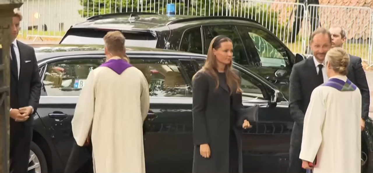 King Haakon leads the Norwegian Royal Family at church service for King Harald