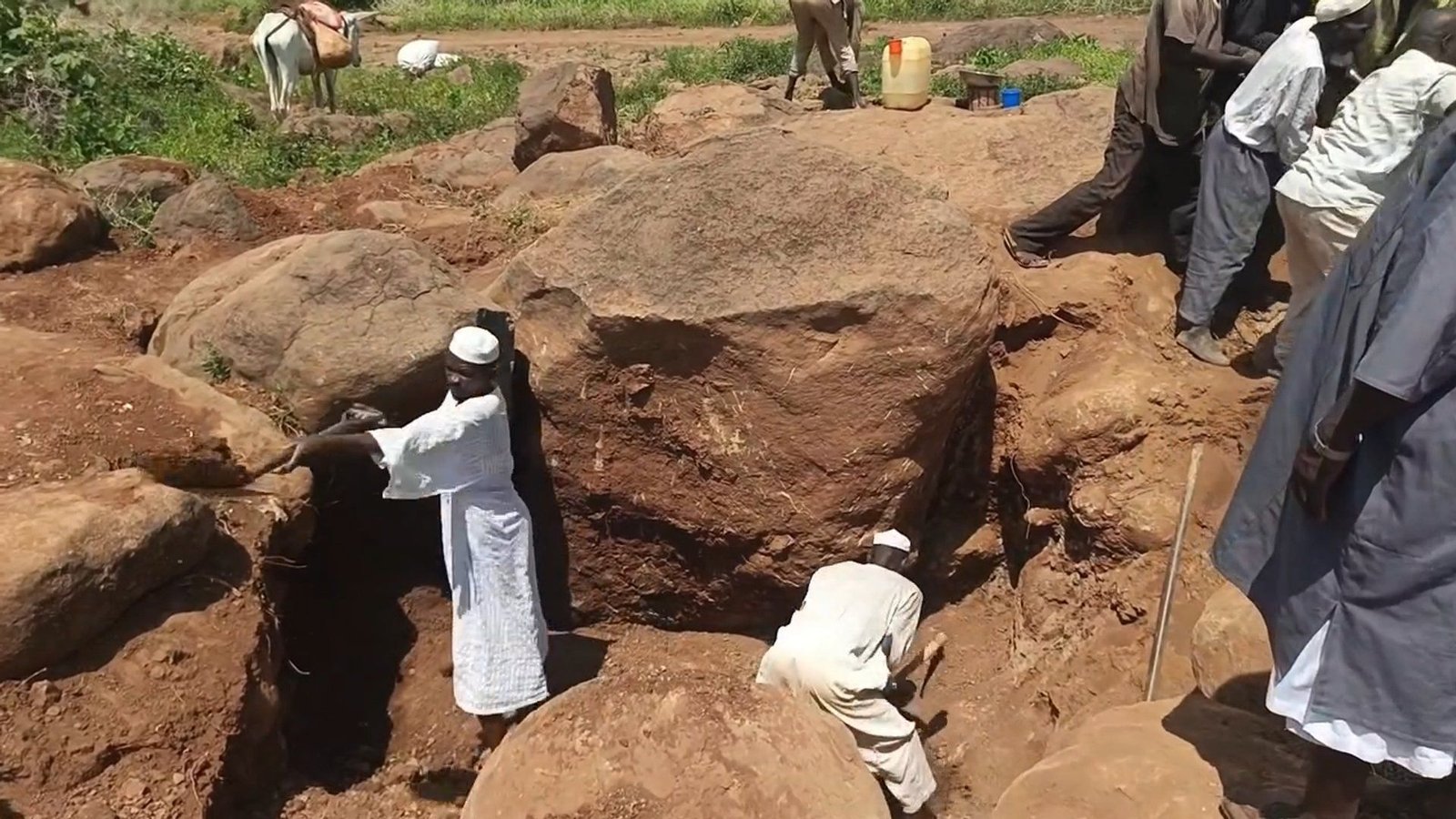 Sudanese repair roads by hand in Darfur to improve emergency access | Infrastructure News