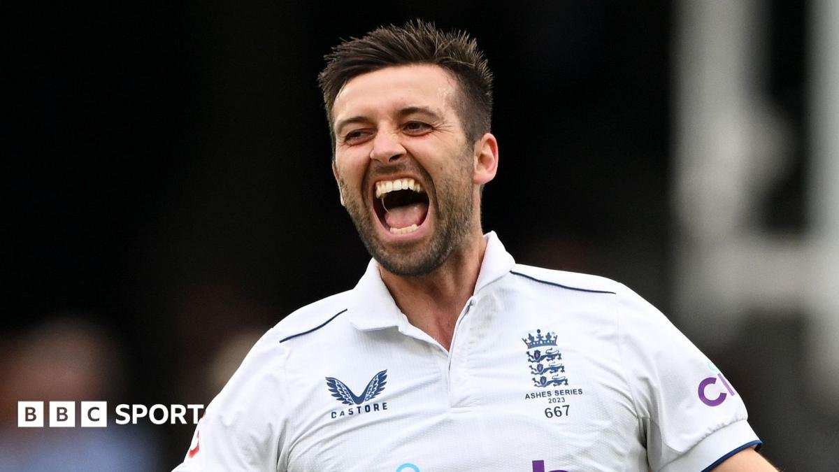 Mark Wood celebrates wicket