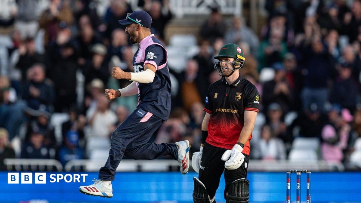 Middlesex's Zafar Gohan celebrates after Leicestershire's Nick Kelly (right) is dismissed