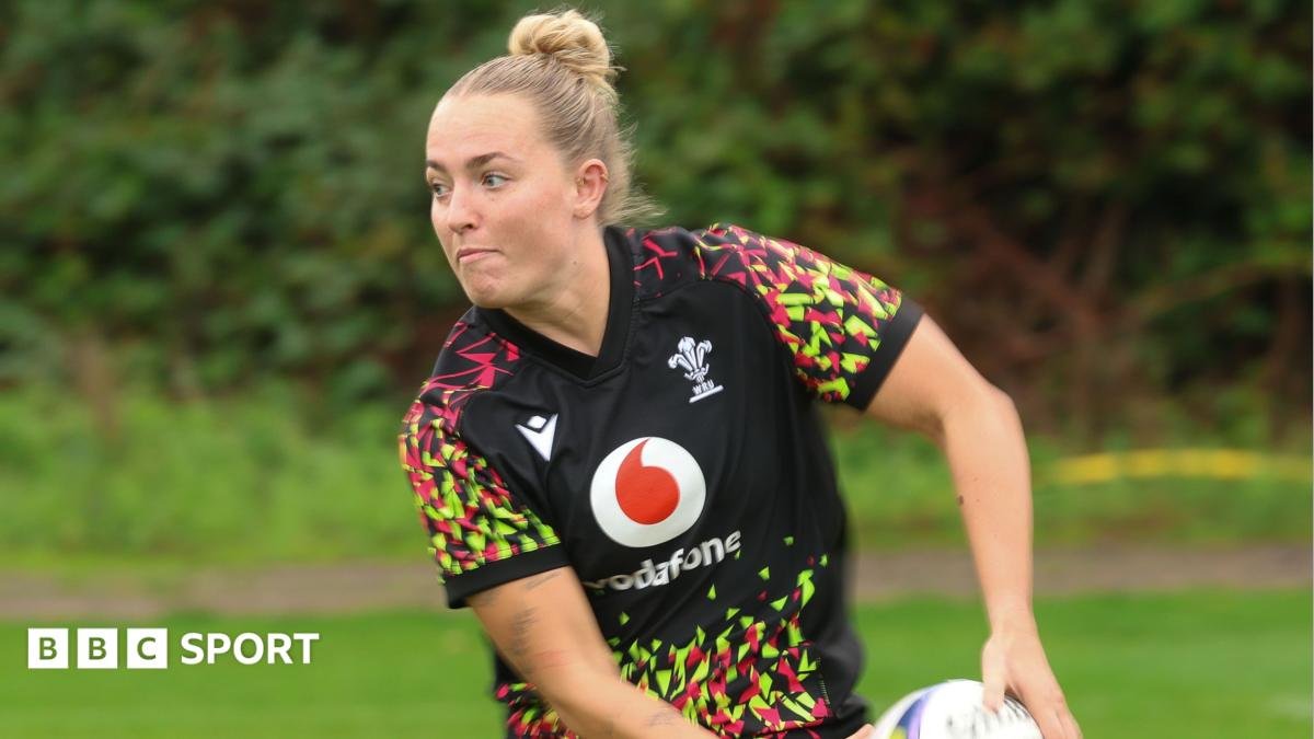 Megan Davey passes the ball in Wales training